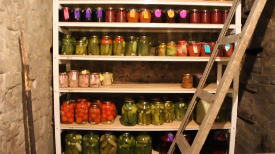 Як зробити полиці в підвалі