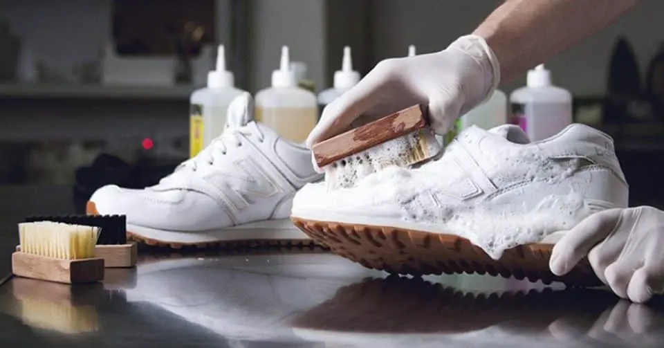 як почистити білі кросівки з тканини