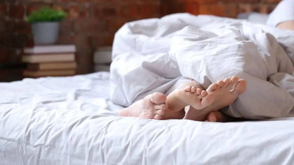 Чому не можна спати ногами до дверей