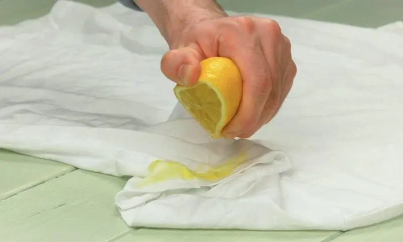 Як вивести плями від поту та позбутися запаху