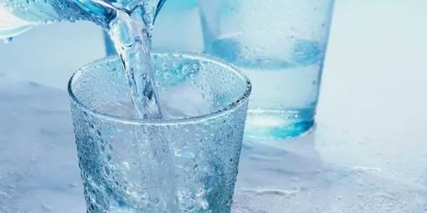 Скільки треба пити води вдень